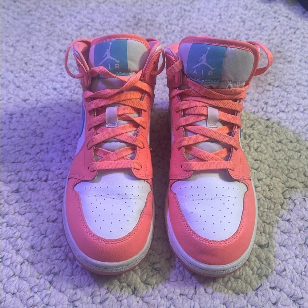 Nike Air Jordan 1 Mid in Crimson Pulse - Picture 2 of 6